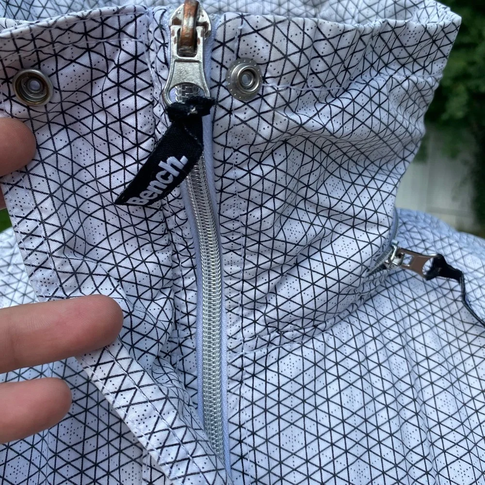 Bench Women’s Size Medium White and Black Jacket - Picture 5 of 7